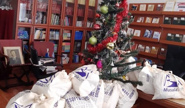 Мусала Софт донира новогодишни пакетчиња  во библиотеката „Григор Прличев“