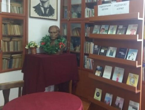 Родени во април