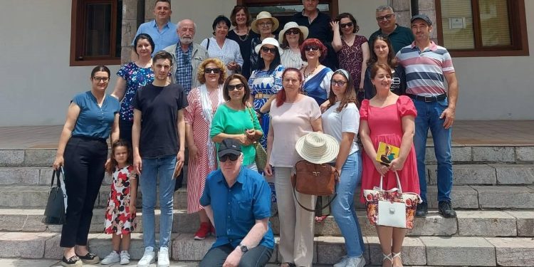 Промовирана стихозбирката „Љубов“ одново љубовта беше на пиедесталот