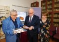 Амбасадорот на Република Полска Гжелчик донира книги во охридската библиотека