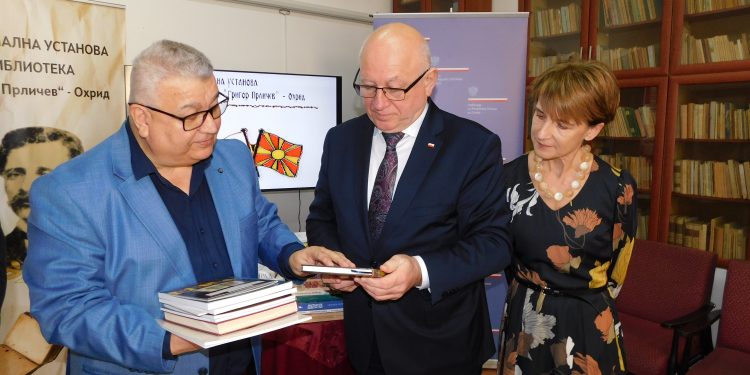 Амбасадорот на Република Полска Гжелчик донира книги во охридската библиотека