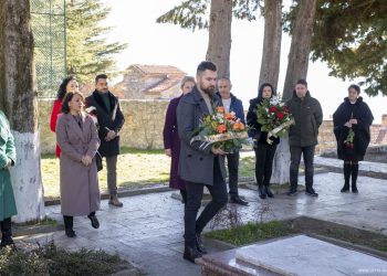 Традицонално положивме  цвеќе на гробот и спомен – бистата на Прличев
