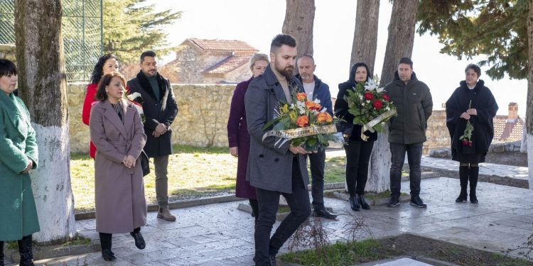 Традицонално положивме  цвеќе на гробот и спомен – бистата на Прличев