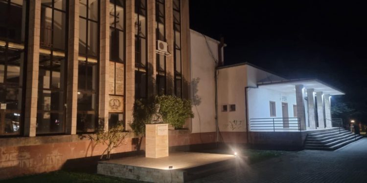 Одново осветлена бистата на Прличев