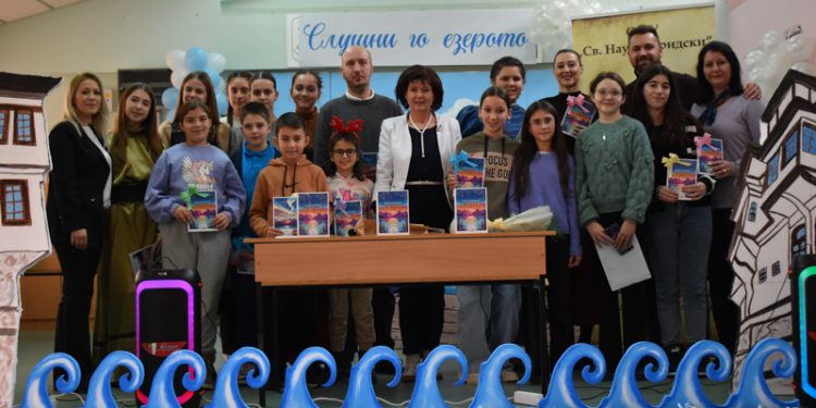 Во ООУ „Св Наум Охридски“ од Пештани беше промовирана Јубилејната стихозбирка „Езерски соѕвездија“