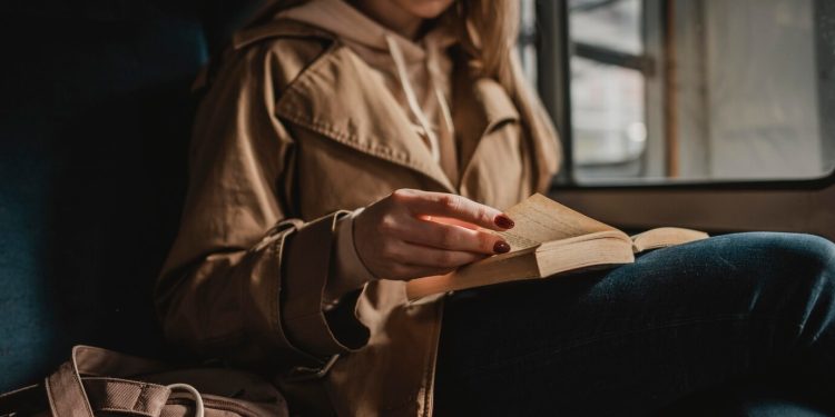 АМЕРИКАНЦИТЕ, ИНДИЈЦИТЕ И БРИТАНЦИТЕ СЕ НАЈСТРАСТНИ ЧИТАТЕЛИ: Колку книги во просек прочитале Македонците лани?