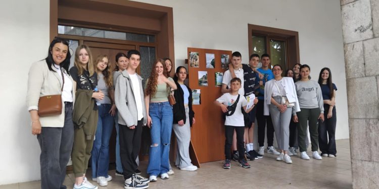 Ученици од ООУ „Кочо Рацин“ од Охрид и „Веселин Маслеша“ од Белград ја посетија Библиотеката
